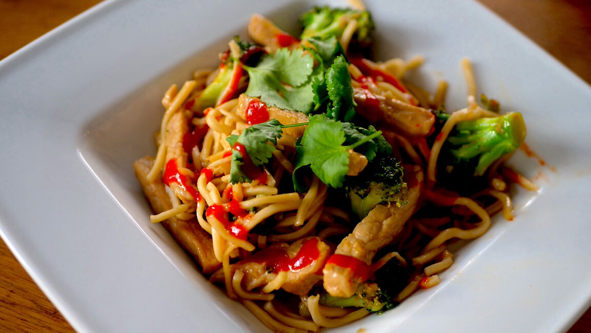 Chiński Makaron z Wieprzowiną i Brokułem